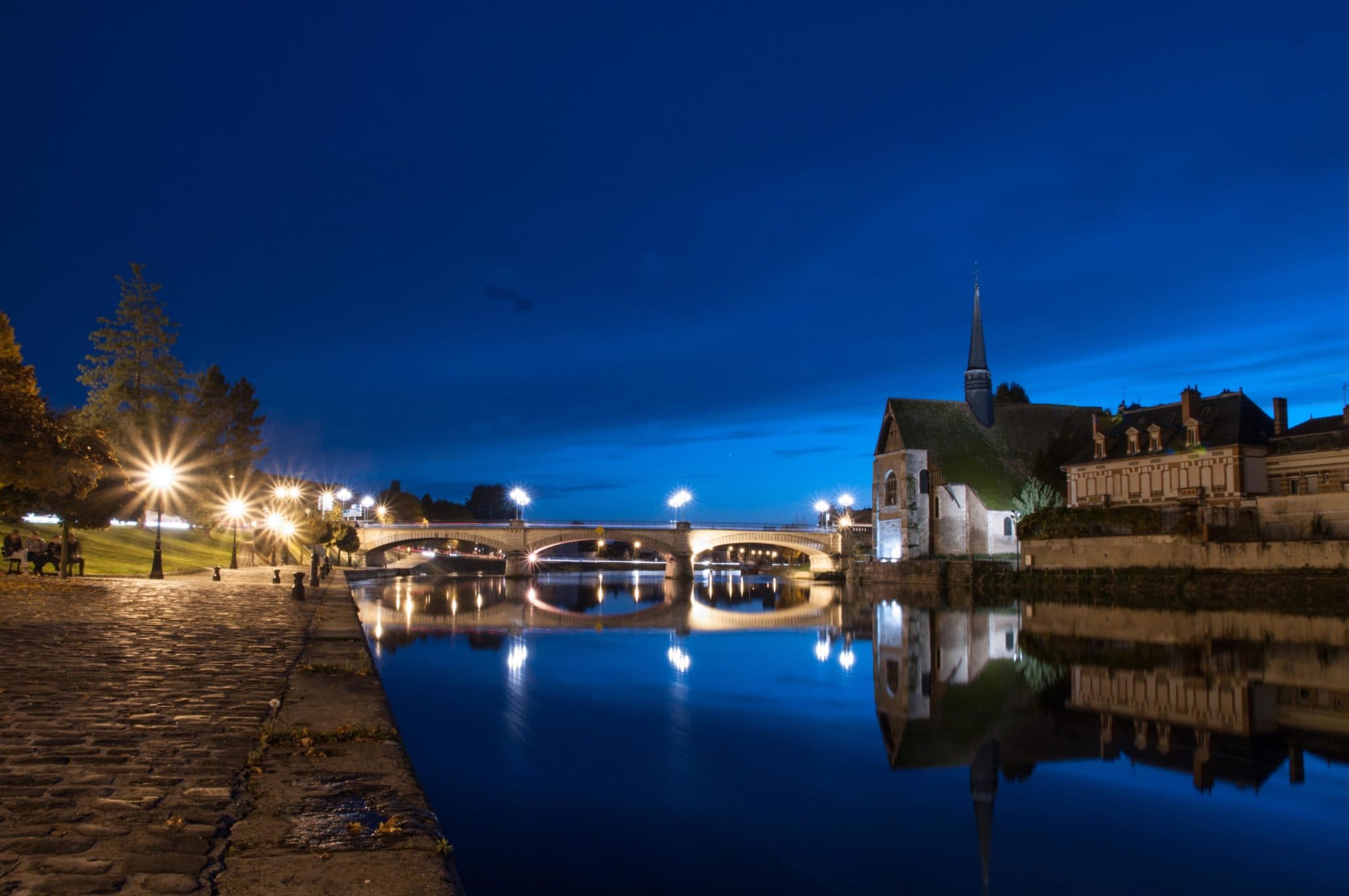 Bords de l'Yonne à Sens de nuit